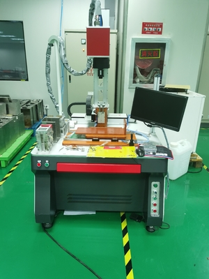 Saldatore a punti prismatico del laser del pacchetto della batteria, attrezzatura automatica 1000*80mm della saldatura a laser